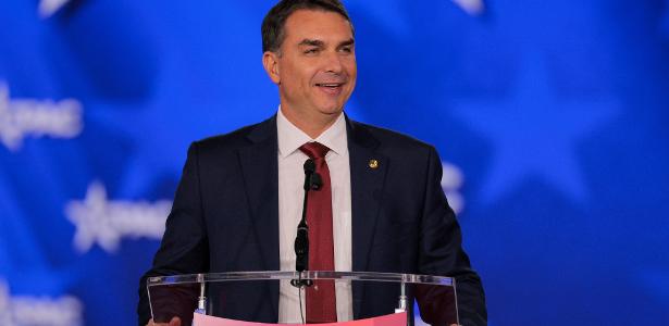 Chamado de traidor pelo presidente, Flávio diz que tarifa é de Lula