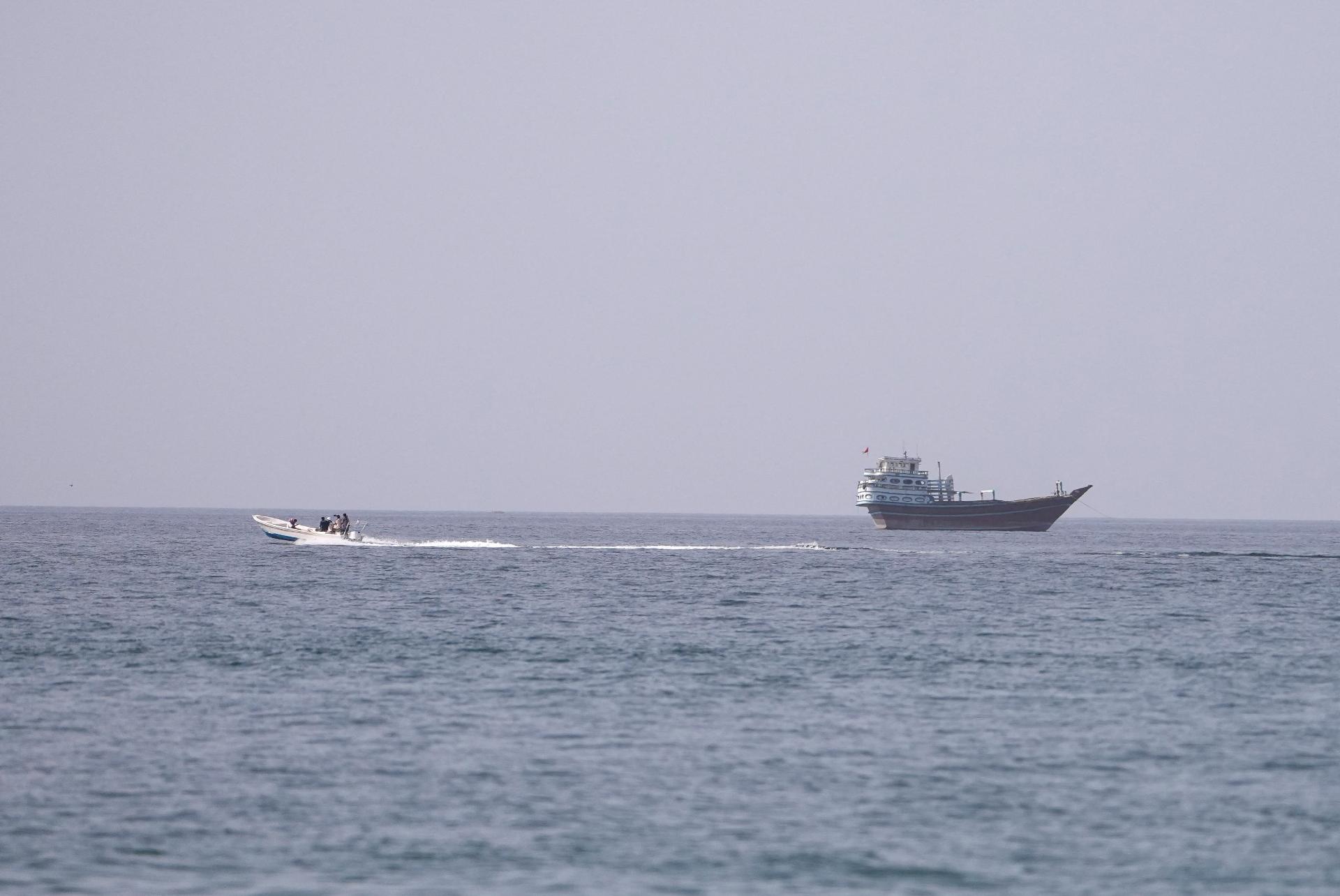 17.jul.2026 - Navio atravessa Estreito de Ormuz, visto de Musandam, em Omã - undefined