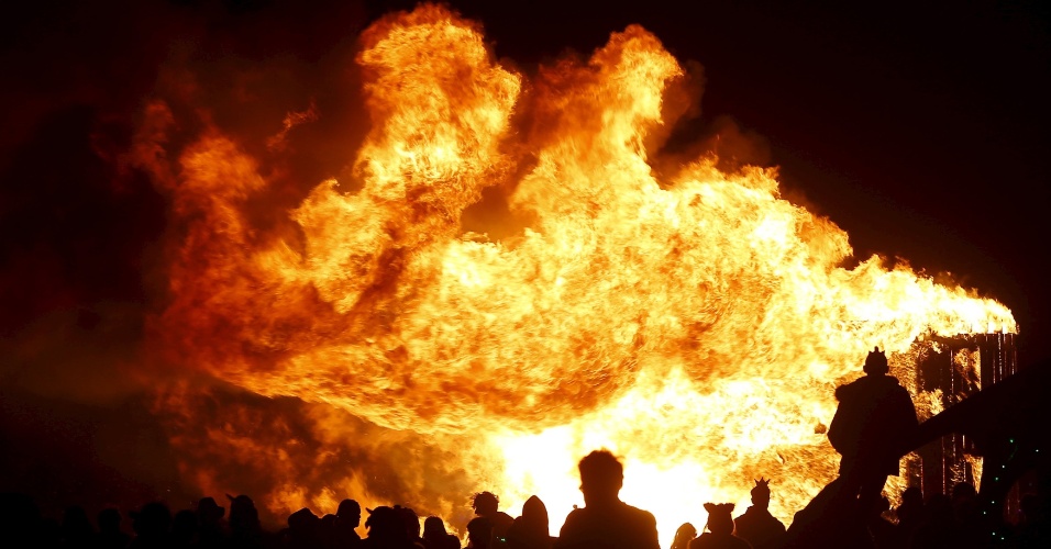 4.set.2015 - Multidão se reúne para assistir a queima de uma instalação, durante o festival de artes e música "Burning Man 2015 - Carnival of Mirrors", em Nevada (EUA)