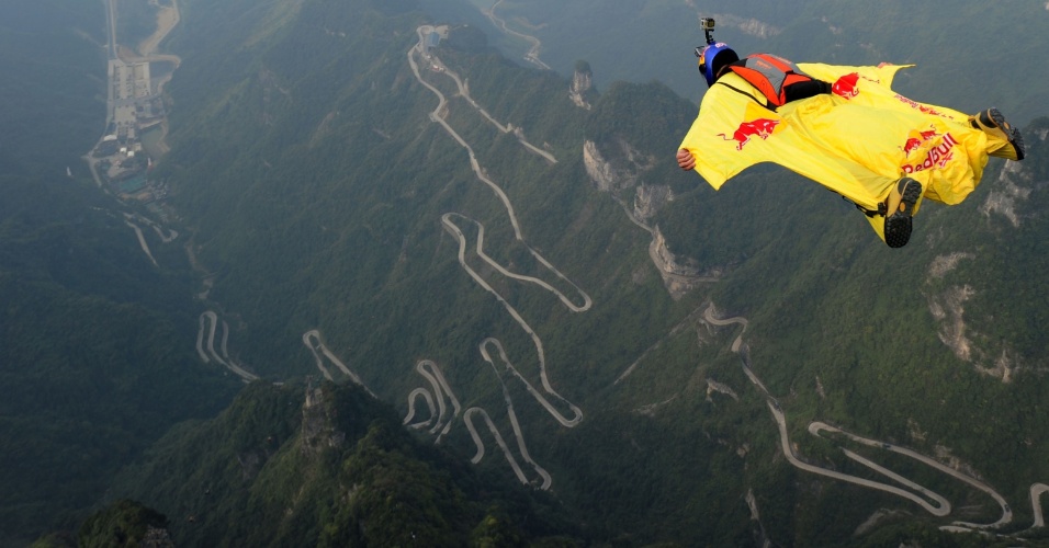 19.out.2015 - Paraquedista salta com traje planador, de plataforma na montanha Tianmen, em Zhangjiajie, na China