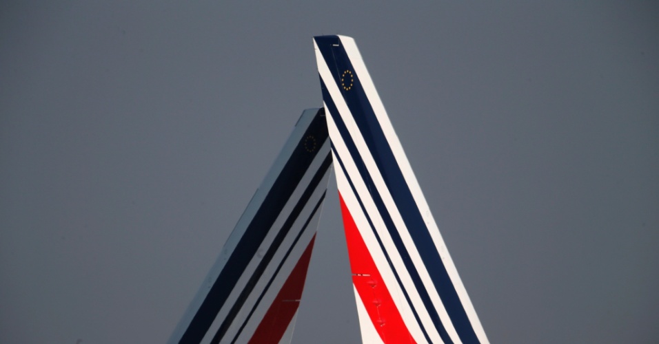 27.out.2015 - Pedaço das caudas de dois aviões durante manobra para estacionar, no aeroporto Charles de Gaulle, em Paris, na França