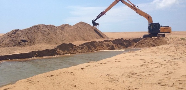 Obra é realizada no rio Doce para garantir o abastecimento de água nos municípios que devem ser atingidos pela lama oriunda do desaste ambiental em MG - Divulgação/Prefeitura de Linhares 
