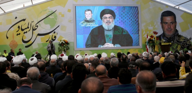 Partidários do Hezbollah ouvem o líder do movimento, Hassan Nasrallah, em Insar - Mahmoud Zayyat