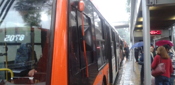 Passageiros são obrigados a descer dos ônibus em SP - Wellington Ramalhoso/UOL