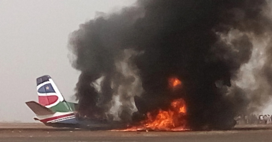 Avião incendiado no Sudão do Sul