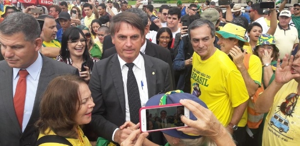 Pré-candidato à Presidência, Jair Bolsonaro (PSL), na manifestação contra Lula em Brasília na semana passada - Leandro Prazeres - 04.abr.2018 /UOL