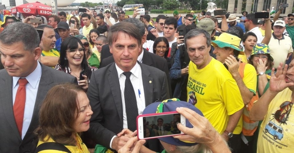 04.abr.2018 - Pré-candidato à Presidência, Jair Bolsonaro (PSL) chega à manifestação contra Lula em Brasília é ovacionado