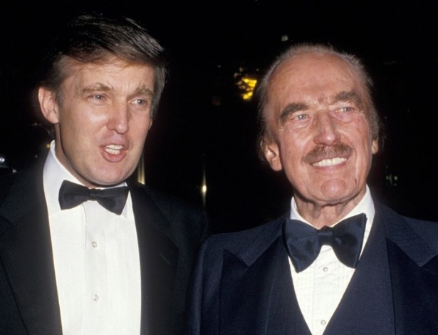 Fred Trump (dir.), pai do atual presidente dos Estados Unidos, Donald Trump (a seu lado na imagem), nasceu pouco depois que a família Trump teve de deixar a Alemanha - Getty Images