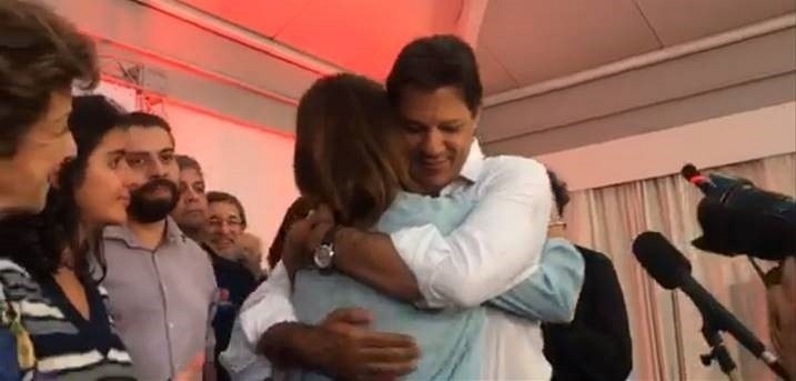 28.out.2018 - O candidato derrotado Fernando Haddad (PT) abraça a mulher Ana Estela após pronunciamento feito em São Paulo