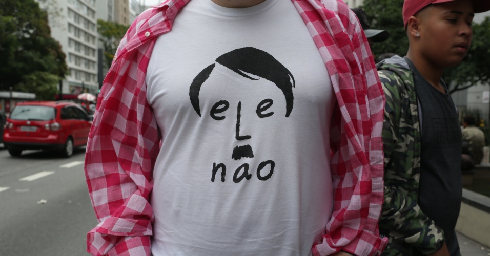 28.out.2018 - Eleitor veste camiseta em protesto ao candidato à presidência Jair Bolsonaro (PSL) na Avenida Paulista em São Paulo