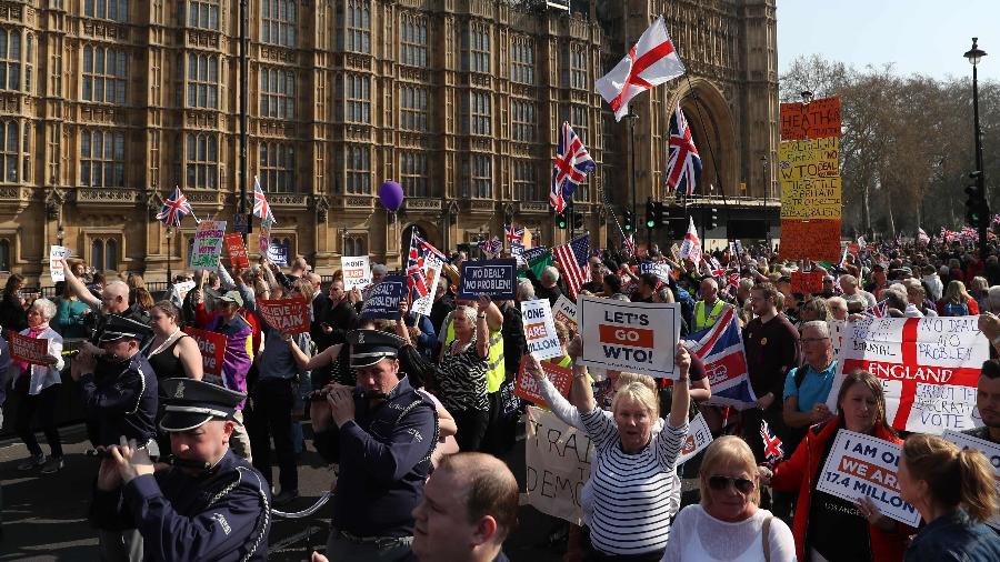 29.mar.2019 - Manifestantes pró-Brexit em frente ao parlamento britânico - Daniel Leal-Olivas/AFP