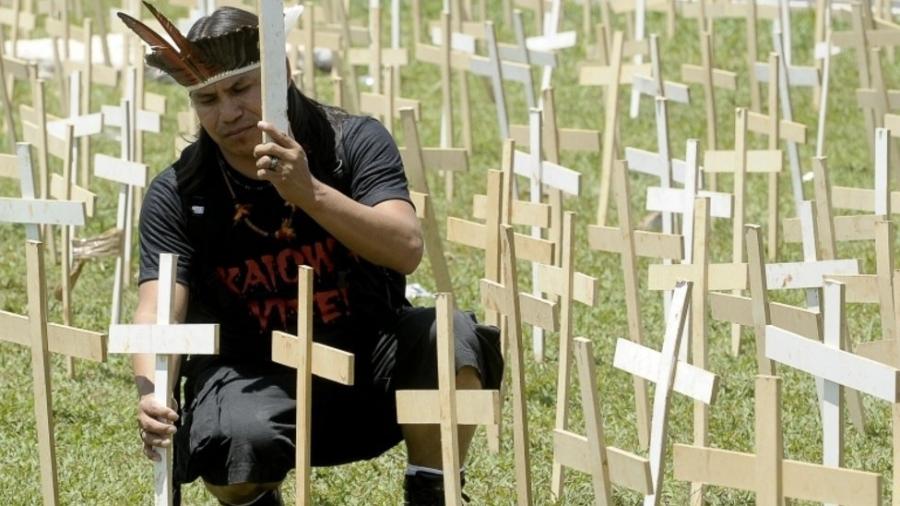 A história dos guarani-kaiowá é marcada por conflitos e mortes nos últimos anos. Na foto, um protesto em Brasília em 2012 - Wilson Dias/Agência Brasil