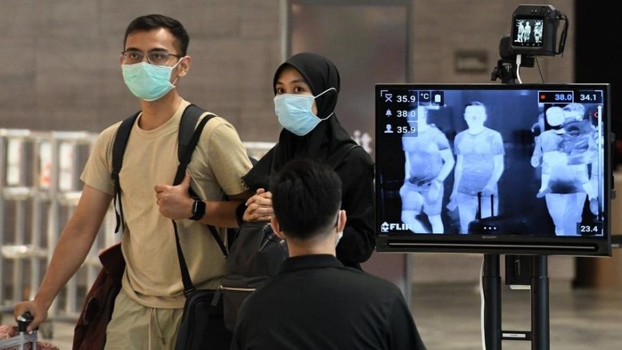 Os controles para a detecção da covid-19 em Cingapura começaram no aeroporto - Getty Images