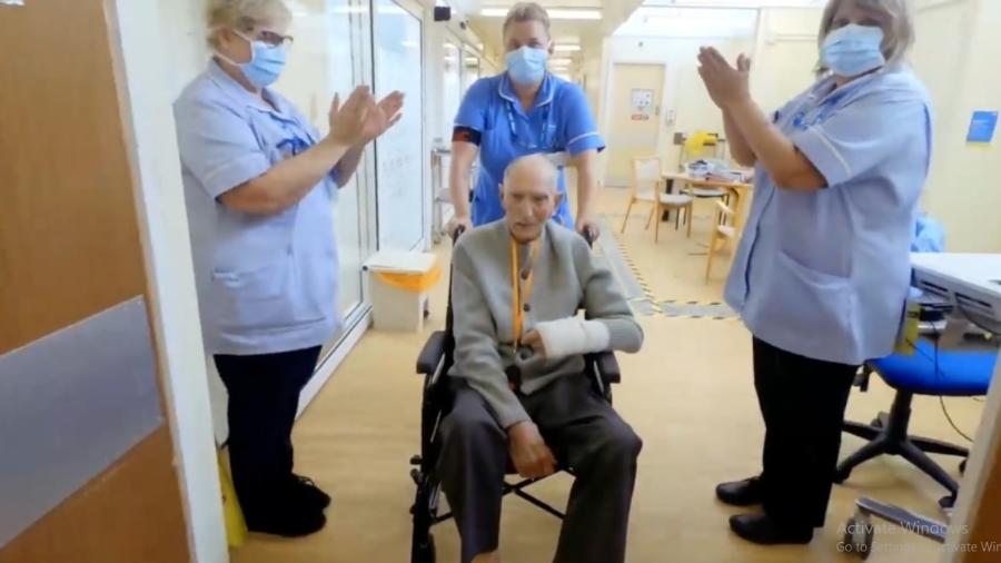 Veterano de guerra de 99 anos deixa hospital da Inglaterra depois de se curar da covid-19 - Reprodução
