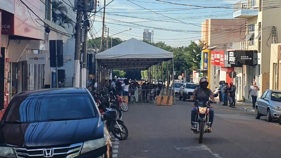 Prefeitura de Rondonópolis organiza fila de usuários da Caixa que aguardavam saque do auxílio emergencial em maio - Divulgação