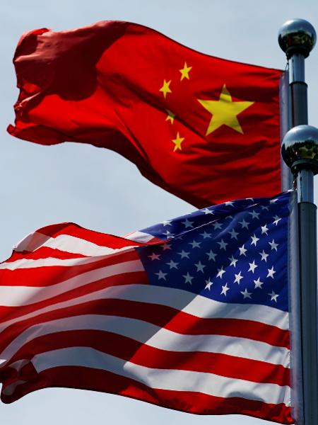 Bandeiras dos EUA e da China em Xangai, por ocasião de encontro de delegação comercial norte-americana com autoridades chinesas - Aly Song