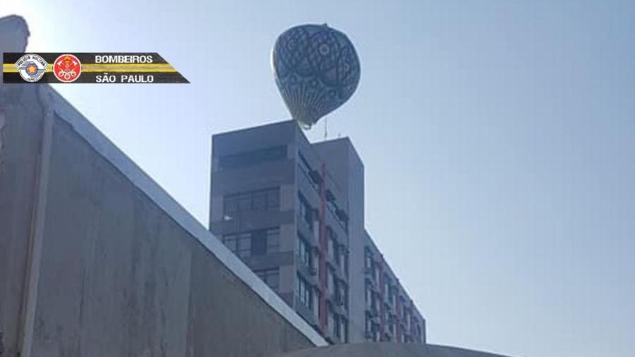 Balão sobrevoando em Santos - Reprodução/Bombeiros