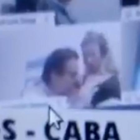 Deputado argentino Juan Emilio Ameri beija o seio da esposa durante videoconferência da Câmara