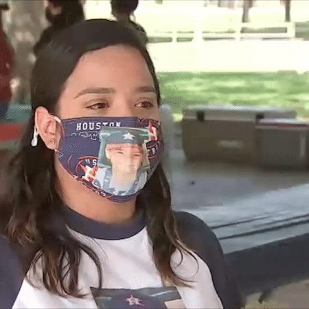Mãe de garoto que morreu após contrair ameba comedora de cérebros usa máscara com o rosto do filho - Reprodução/CBS