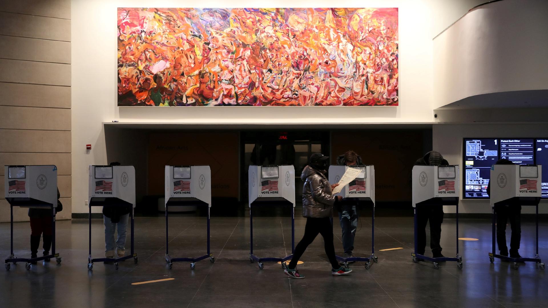 Pessoas votam durante a eleição presidencial dos EUA no Museu do Brooklyn, em Nova York - Caitlin Ochs/Reuters