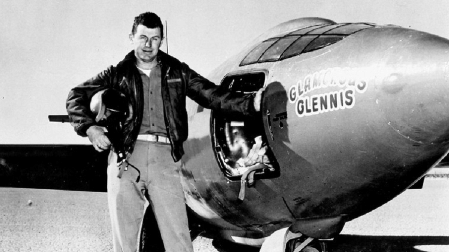 O piloto Chuck Yeager em frente ao primeiro avião a quebrar a barreira do som - Reprodução