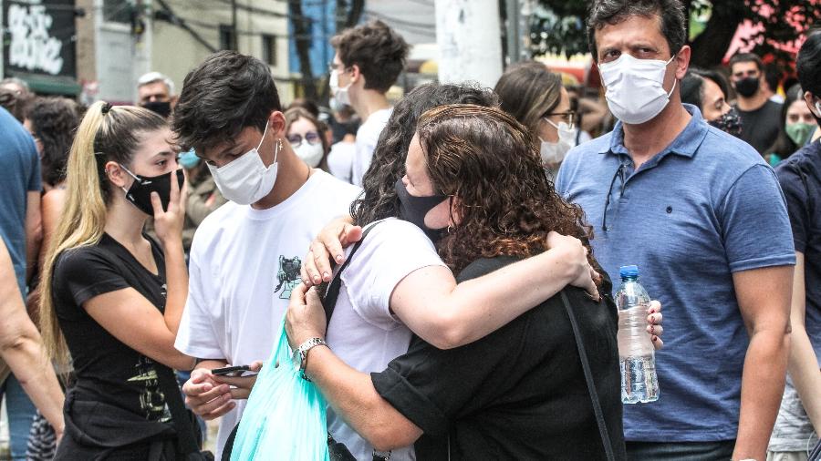 Estudantes se abraçam antes da prova da Fuvest - BRUNO ESCOLASTICO/PHOTOPRESS/ESTADÃO CONTEÚDO