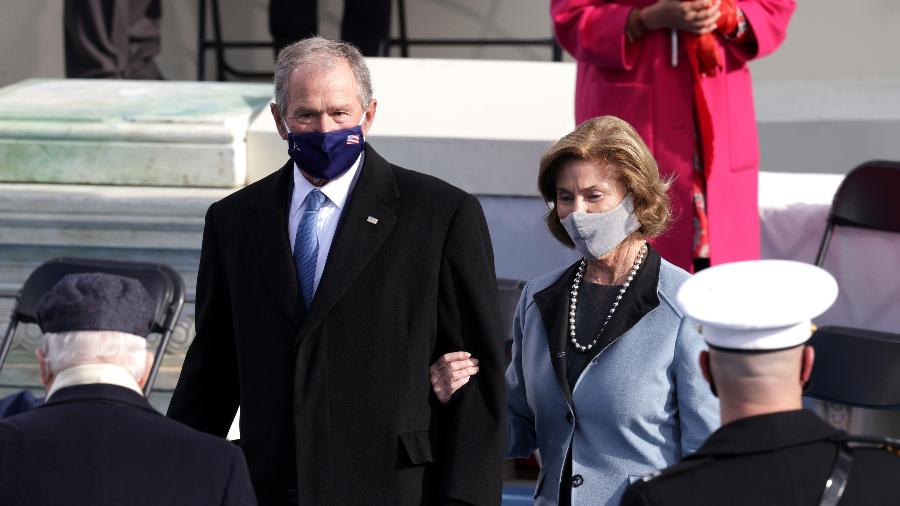 20 jan. 2021 - George W. Bush e sua mulher, Laura, na cerimônia de posse de Biden - Alex Wong/Getty Images