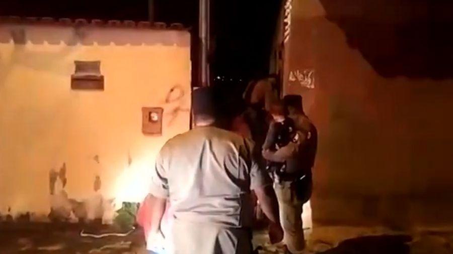 Policial segura criança no colo após resgate. "Estavam com fome", disse militar - Reprodução/TV Globo