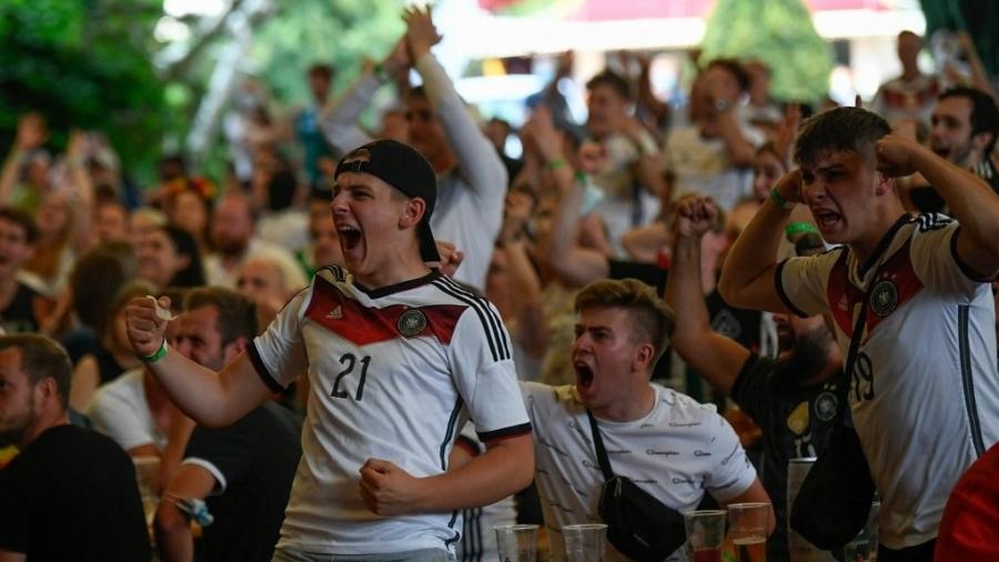 Torcida alemã assiste ao jogo contra a Inglaterra em um bar em Essen; preocupação da OMS com disputa da Eurocopa vai além da presença de público em estádios  - Ina Fassbender/AFP
