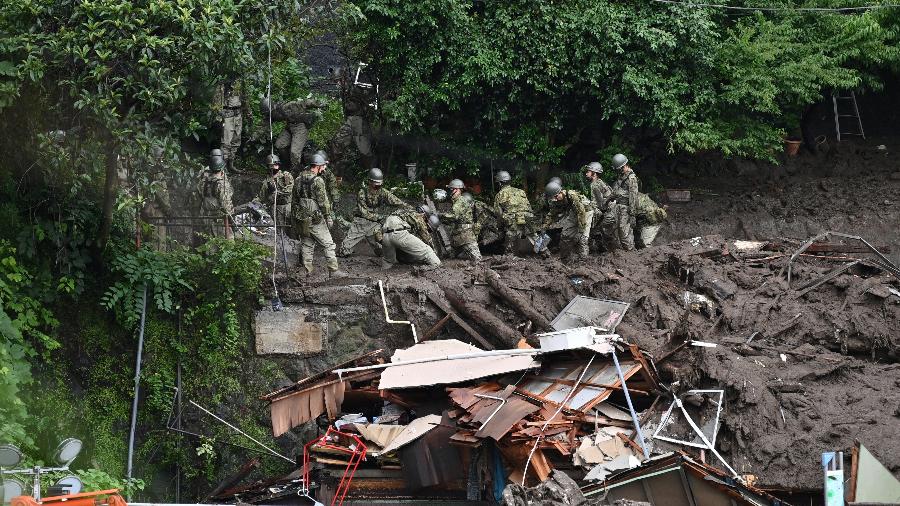 5.jul.2021 - Equipes procuram pessoas desaparecidas no local de um deslizamento de terra em Atami, província de Shizuoka, no Japão - Charly Triballeau/AFP