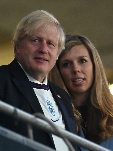 O primeiro-ministro britânico Boris Johnson com a mulher, Carrie Johnson - REUTERS/Justin Tallis