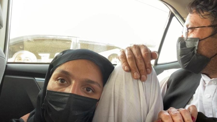 Ghafari se escondeu no carro para passar por postos de controle do Talibã - Zarifa Ghafari