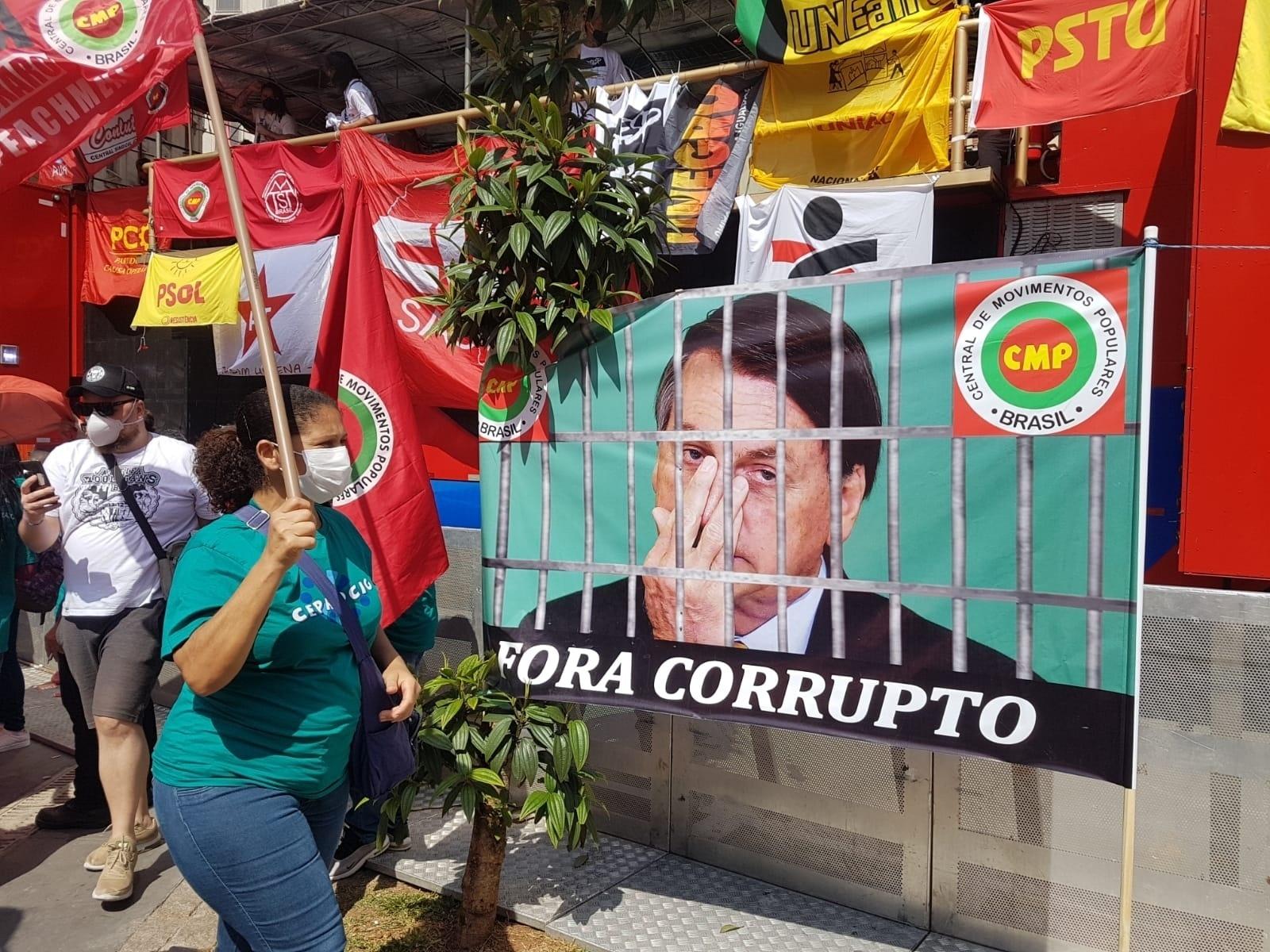 7.set.2021 - Cartaz de "Fora Corrupto" com imagem do presidente Jair Bolsonaro (sem partido) em protestos no Vale do Anhangabaú, São Paulo - José Dacau/UOL