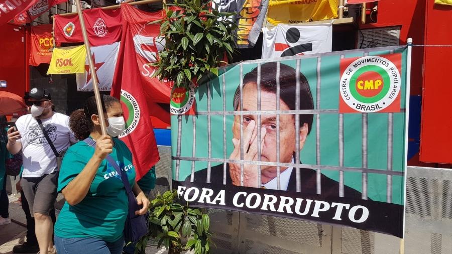 7.set.2021 - Cartaz de "Fora Corrupto" com Bolsonaro em protestos no Vale do Anhangabaú (SP), convocados pela esquerda - José Dacau/UOL