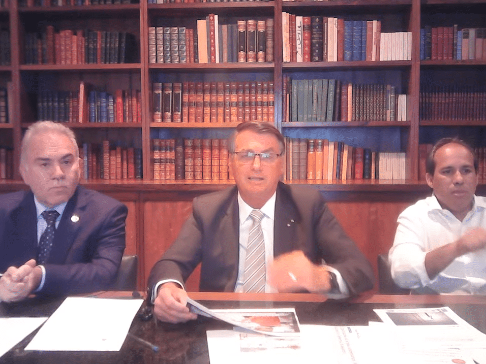 Bolsonaro cria o segundo Pazuello e continua a atrapalhar vacinação