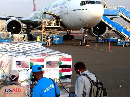 Um carregamento de vacinas da Covax chegou ao Sudão no início de outubro - AFP