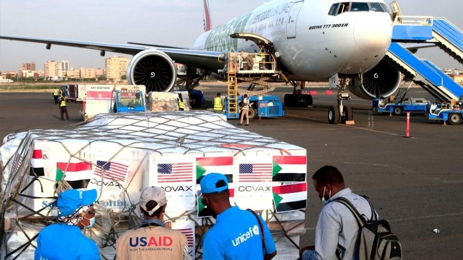 Um carregamento de vacinas da Covax chegou ao Sudão no início de outubro - AFP