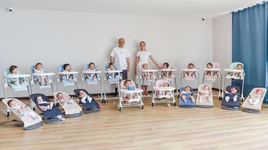 O casal Kristina e Galip Ozturk exibe os filhos gerados por mães de aluguel - Reprodução/Instagram