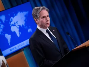 Blinken alerta que EUA sancionará quem facilitar 'migração irregular'