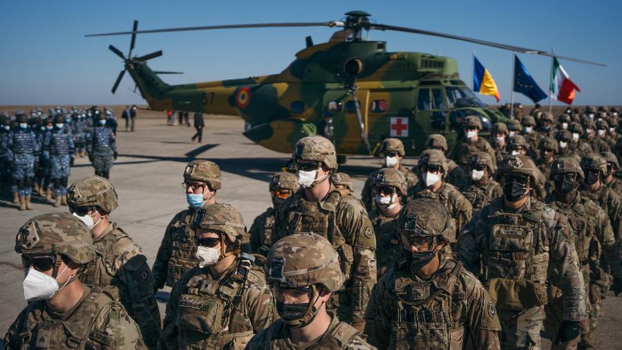 Militares americanos e de países aliados participam de cerimônia durante uma visita do secretário-geral da Otan na Base Militar Mihail, na Romênia - Andrei PUNGOVSCHI / AFP