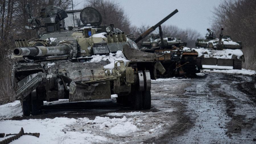 9.mar.2022 - Tanques russos destruídos são vistos, em meio à invasão da Ucrânia pela Rússia, na região de Sumy, Ucrânia - Reuters
