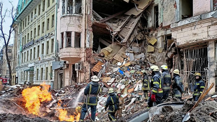 14.mar.2022 - Equipes de resgate trabalham em prédio atingido por ataque aéreo em Kharkiv, na Ucrânia - Vitalii Hnidyi/Reuters