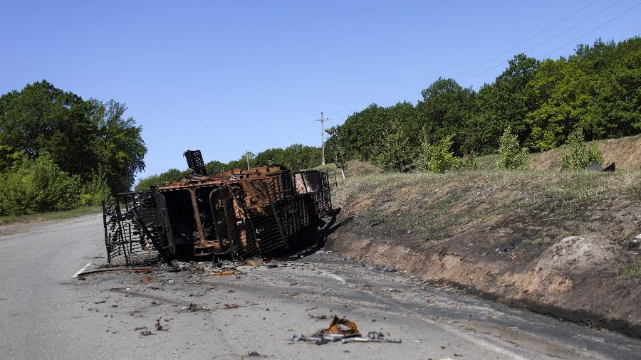 20.mai.2022 - Veículo de combate destruído é visto na estrada em Staryi Saltiv, vilarejo retomado por forças ucranianas, na região de Kharkiv, leste da Ucrânia, em meio à invasão russa - Ricardo Moraes/Reuters
