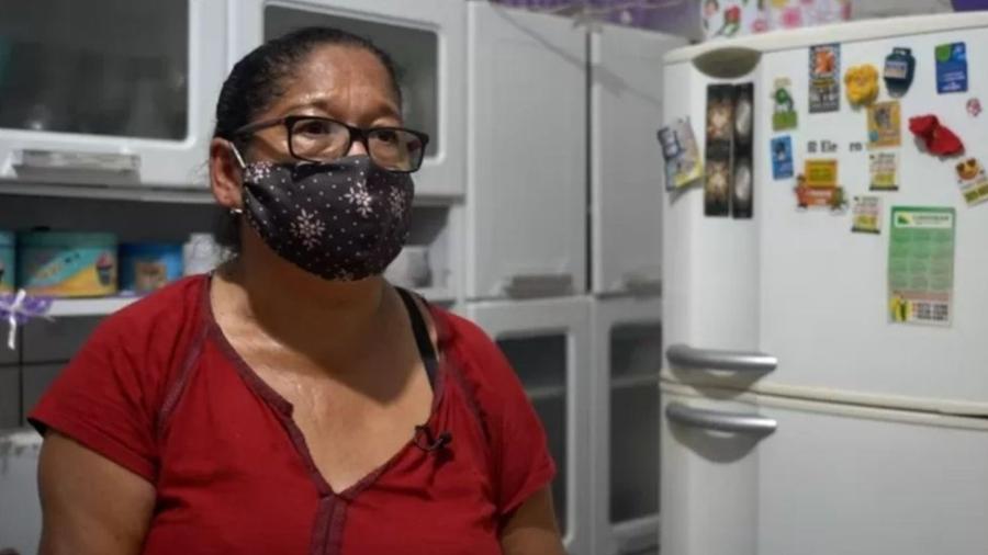 Com orçamento diário de R$ 21, Lindinalva vem comendo ossos e pele descartados por açougueiros locais - Felix Lima/BBC News Brasil