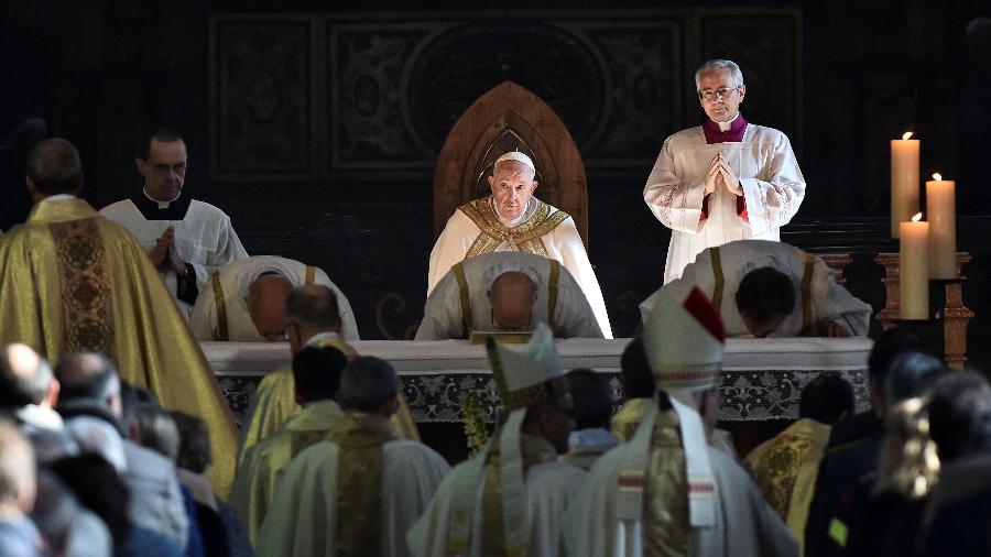 O Papa Francisco celebra uma missa na Catedral de Asti, na Itália - REUTERS/Massimo Pinca