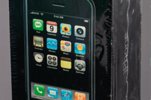 Apple iPhone de 1ª geração é comprado por quase R$ 1 milhão em leilão 