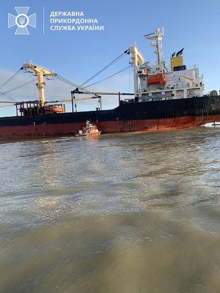 Navio comercial danificado por uma mina naval russa no Mar Negro em 28 de novembro