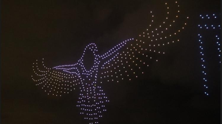 Vários imagens foram desenhadas pelos drones no céu de Balneário Camboriú Vários imagens foram desenhadas pelos drones no céu de Balneário Camboriú