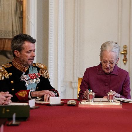 Margrethe 2ª assinou declaração de abdicação ao lado de Frederico 10º, que se tornou rei