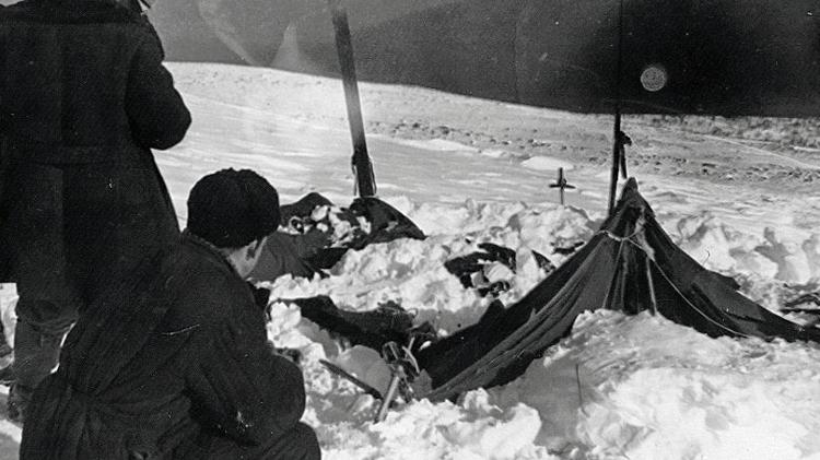 Estado da tenda no Passo Dyatlov conforme a equipe de resgate a encontrou em 26 de fev. de 1959